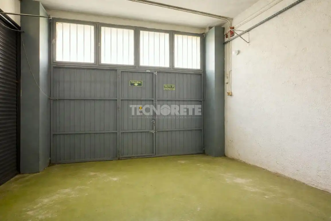 Aparcament de Local en venda en Madrid amb Calefacció, Parquet i Alarma