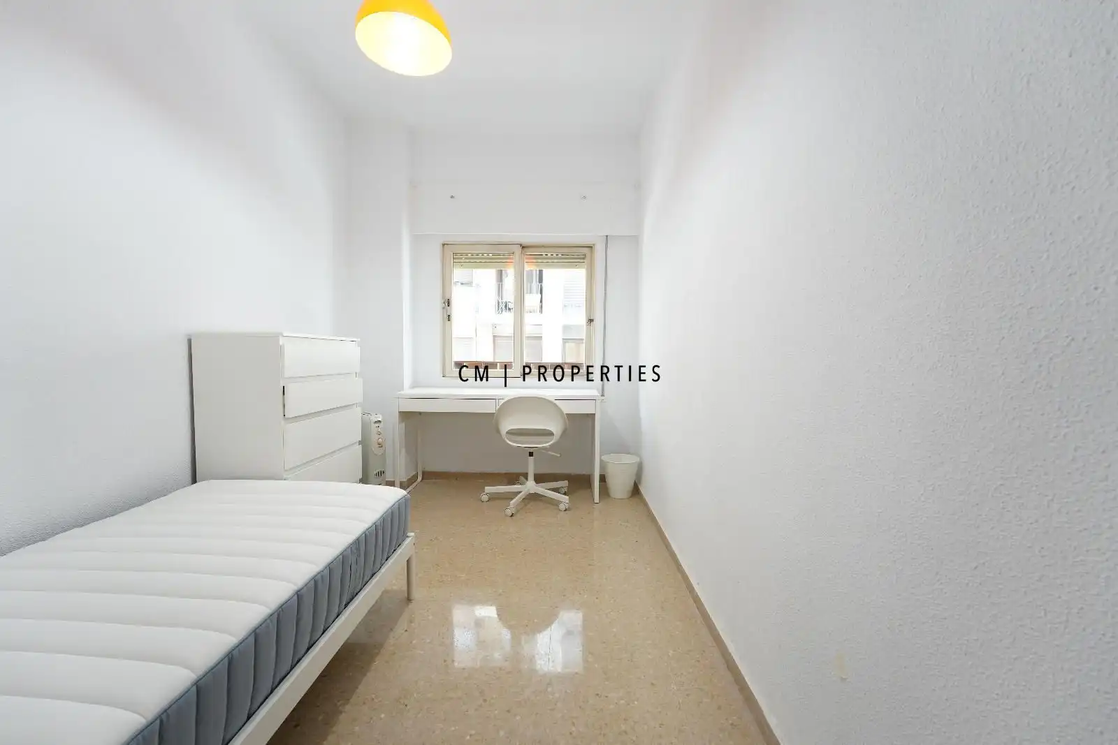 Schlafzimmer von Wohnung zur untervermieten in Valencia mit Klimaanlage, Möbliert und Fernseher