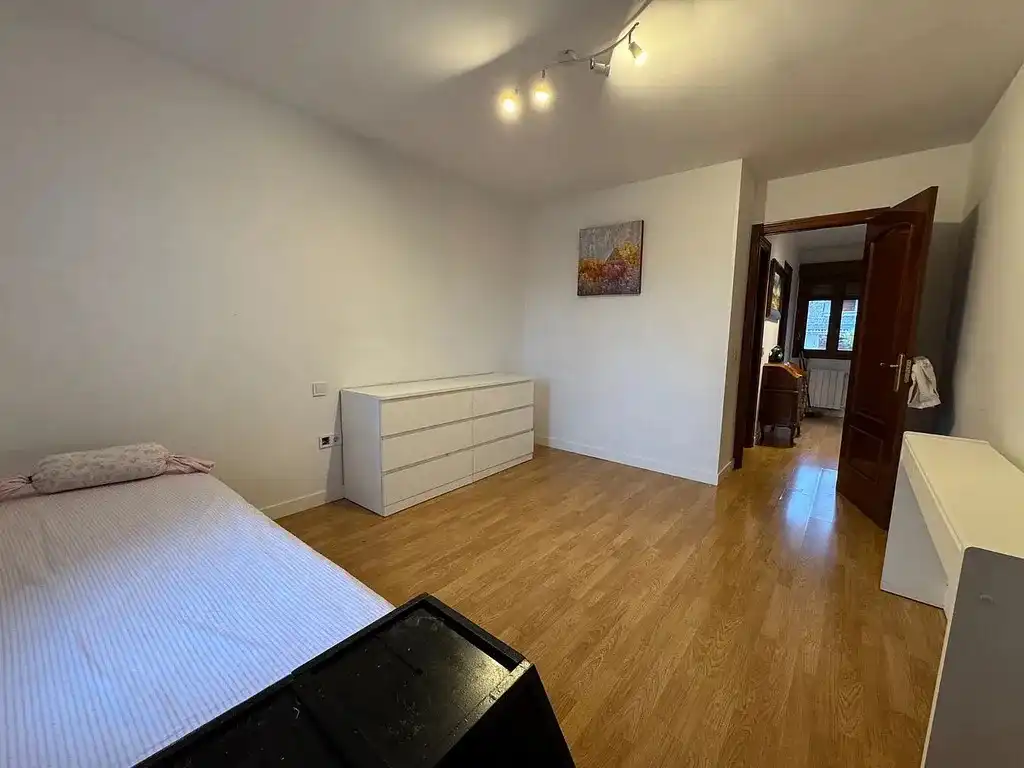 Habitación de Casa adosada en venta en El Escorial con Calefacción, Jardín privado y Parquet