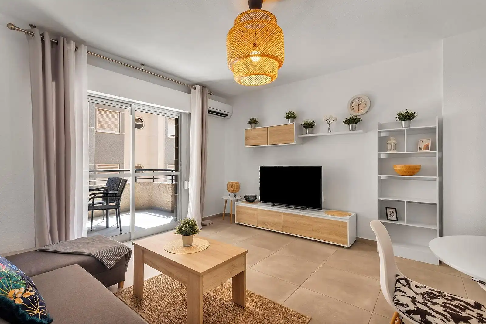 Piso con ascensor en venta en Calle FINLANDIA, imagen 2