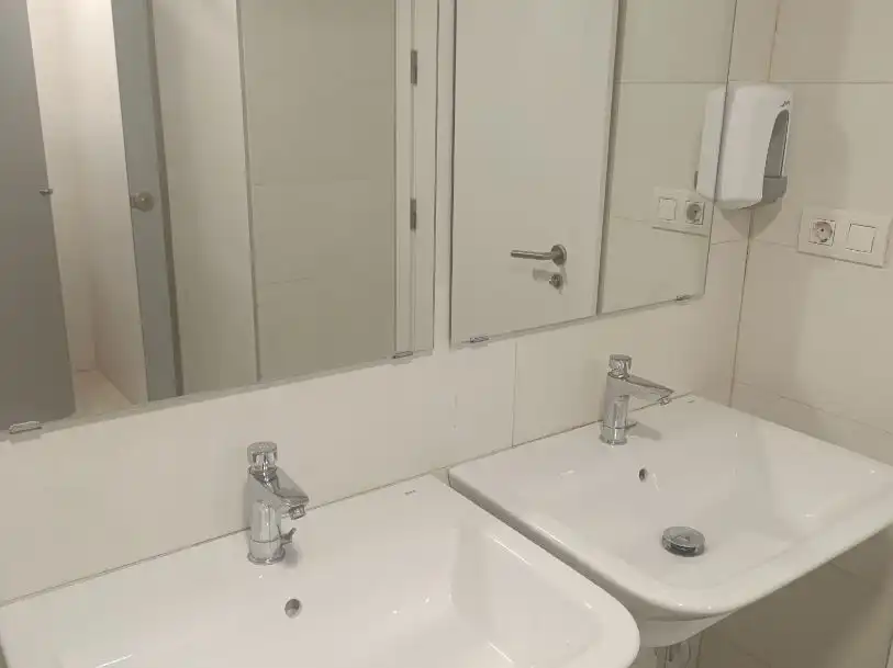 Badezimmer von Büro zur Miete in Valencia mit Klimaanlage