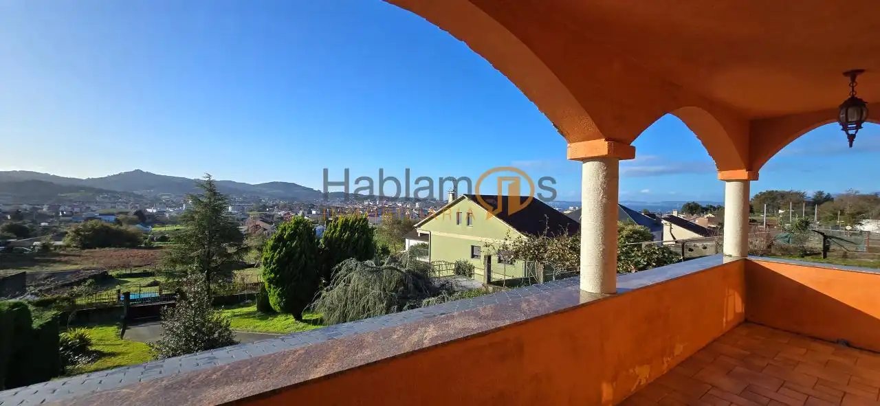 Vista exterior de Casa o xalet en venda en Vilagarcía de Arousa amb Calefacció, Jardí privat i Terrassa