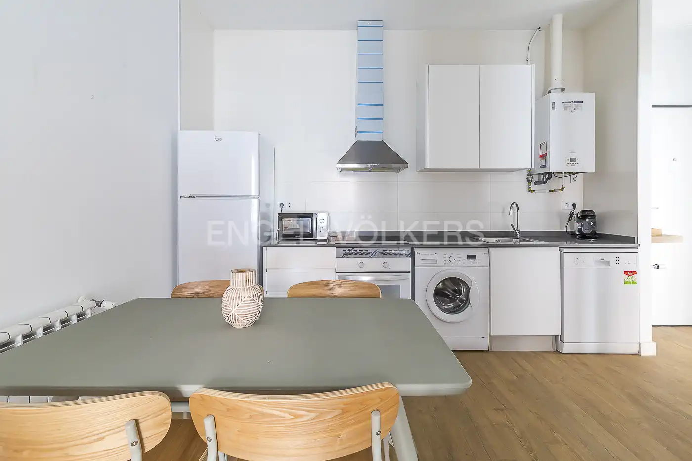 Cuina de Apartament de lloguer en Madrid amb Aire condicionat, Calefacció i Moblat