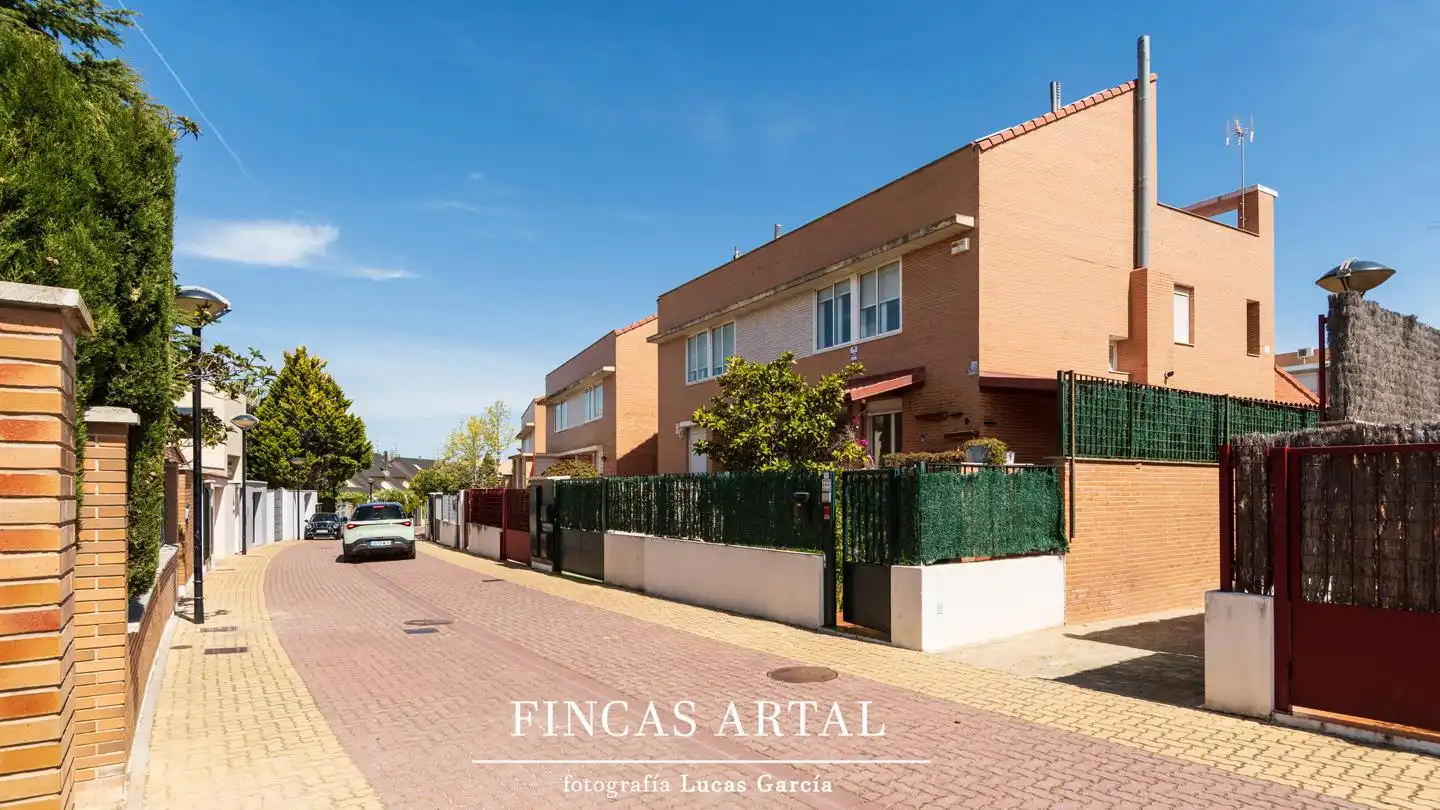 Exterior view of Houses for sale in Zaragoza  with Air Conditioner, Heating and Private garden