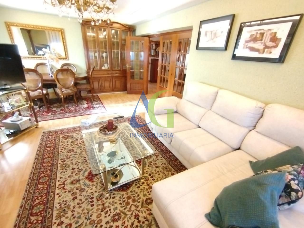 Sala d'estar de Casa o xalet en venda en Valverde de la Virgen amb Calefacció, Jardí privat i Parquet