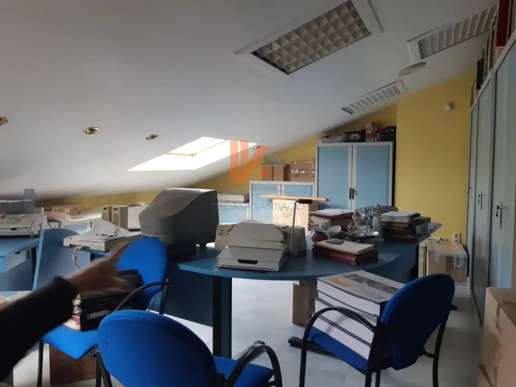 Oficina en venda en Santiago de Compostela  amb Calefacció