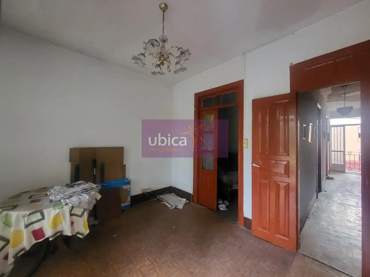 Sala d'estar de Casa adosada en venda en Vigo  amb Jardí privat