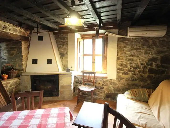 Wohnzimmer von Einfamilien-Reihenhaus zum Verkauf in Ponga mit Klimaanlage, Heizung und Möbliert