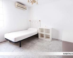 Bedroom of Flat to share in  Sevilla Capital  with Air Conditioner and Terrace