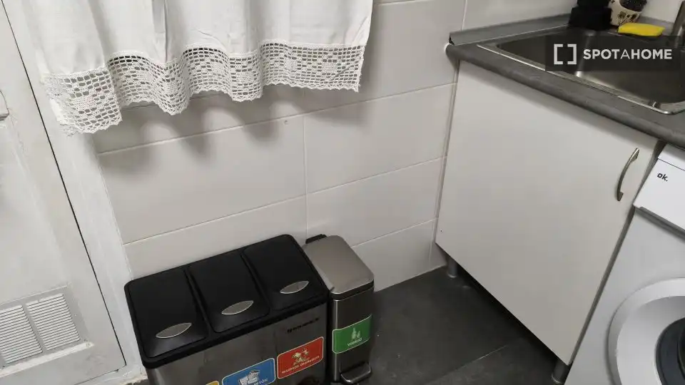 Kitchen of Flat for share in Bilbao   with Air Conditioner, Heating and Furnished