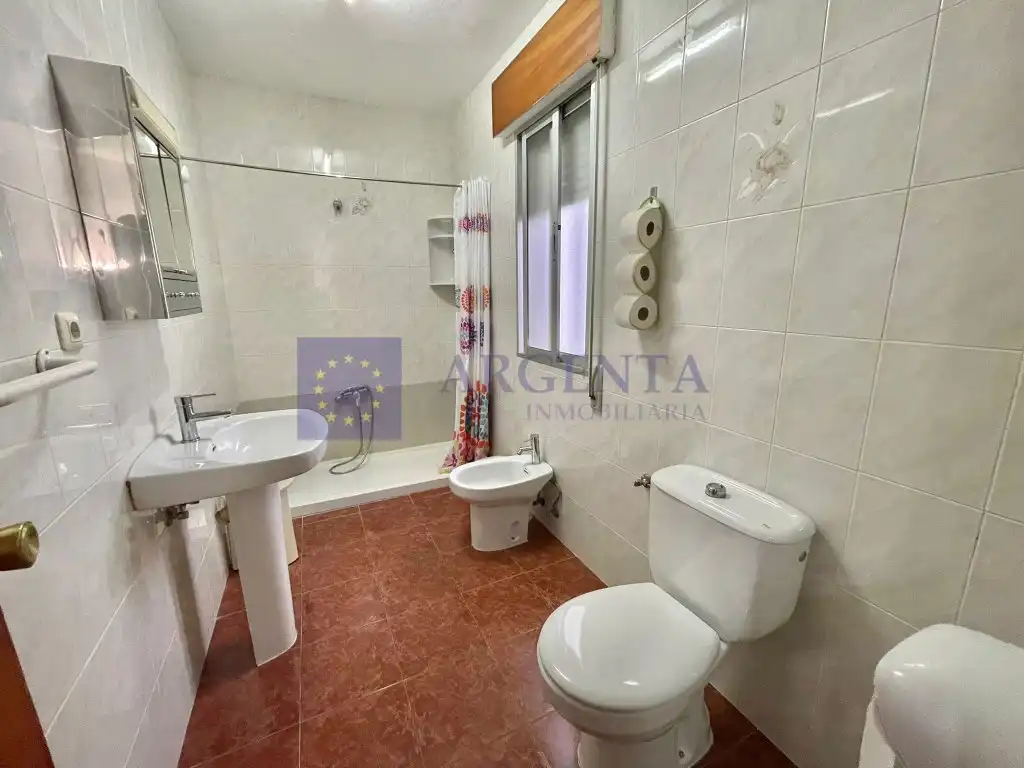 Baño de Casa adosada de alquiler en Malpartida de Cáceres