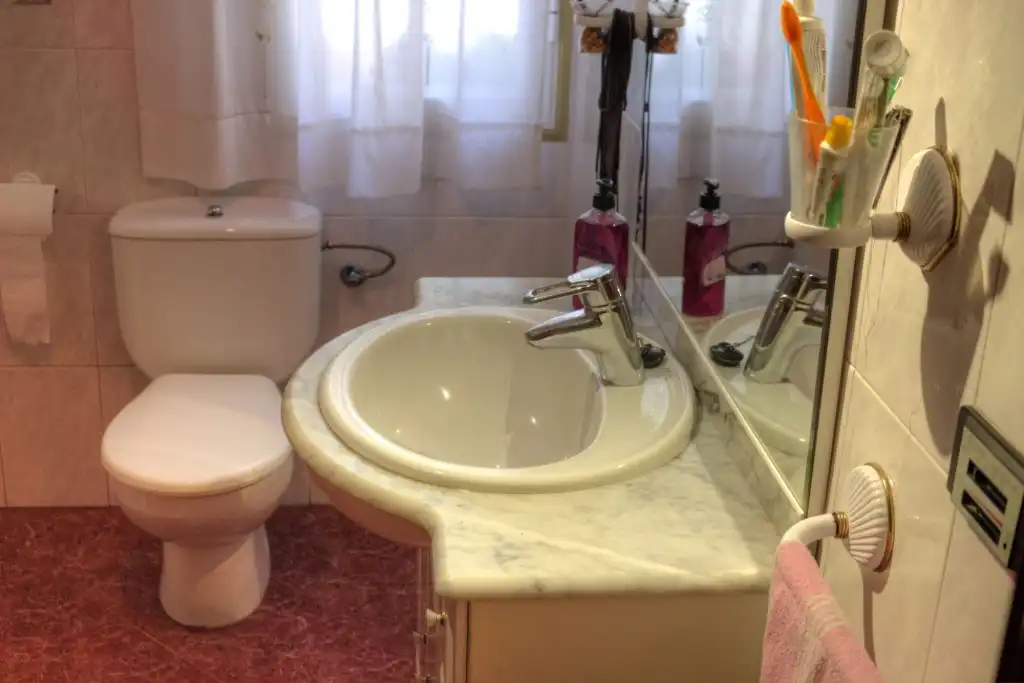 Bany de Casa adosada en venda en Casarabonela amb Aire condicionat, Jardí privat i Terrassa