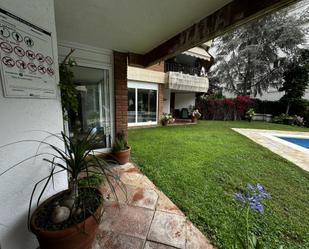 Jardí de Apartament de lloguer en Caldes d'Estrac amb Calefacció, Terrassa i Piscina