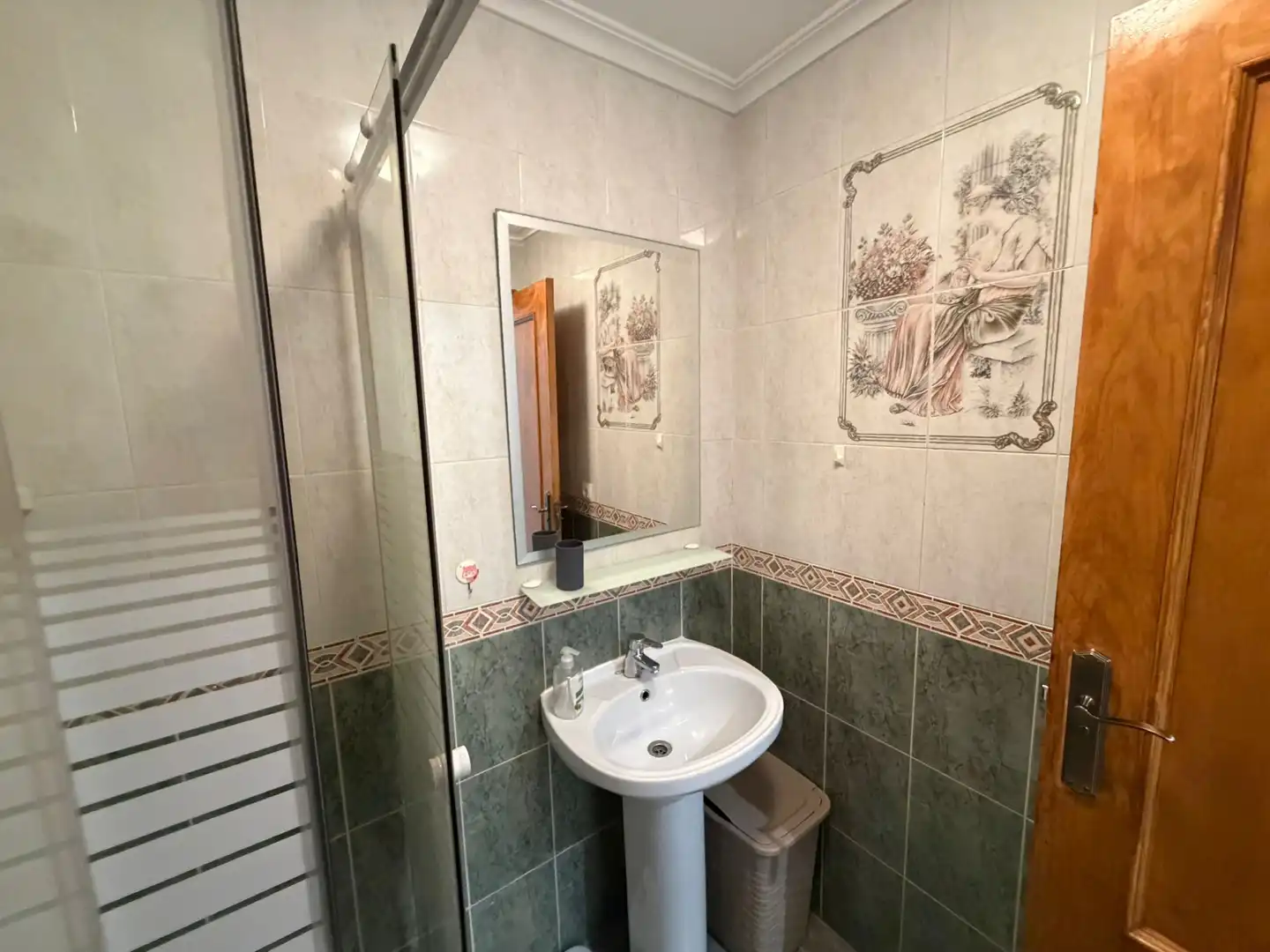 Bany de Pis de lloguer en Torrevieja amb Aire condicionat, Terrassa i Moblat