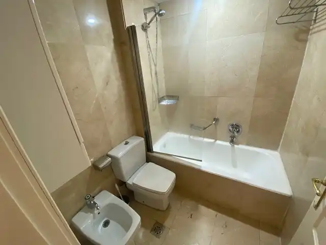Bany de Apartament de lloguer en Sevilla amb Aire condicionat, Moblat i Forn