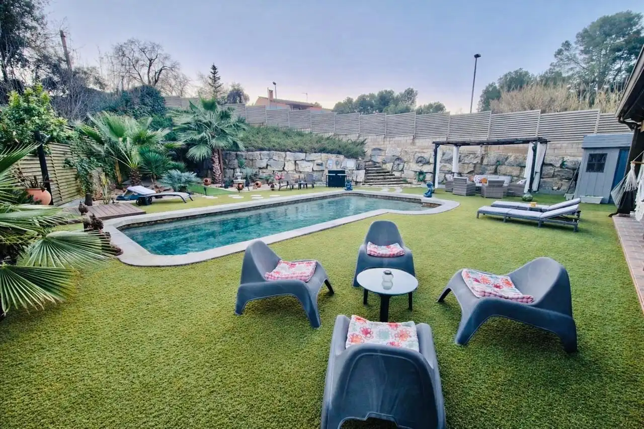Casa con terraza en venta en Carrer dels Avellaners, imagen 3