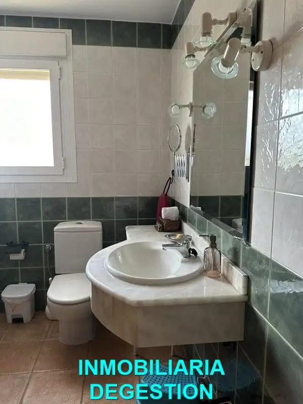 Bany de Casa o xalet en venda en Linares amb Aire condicionat, Calefacció i Jardí privat