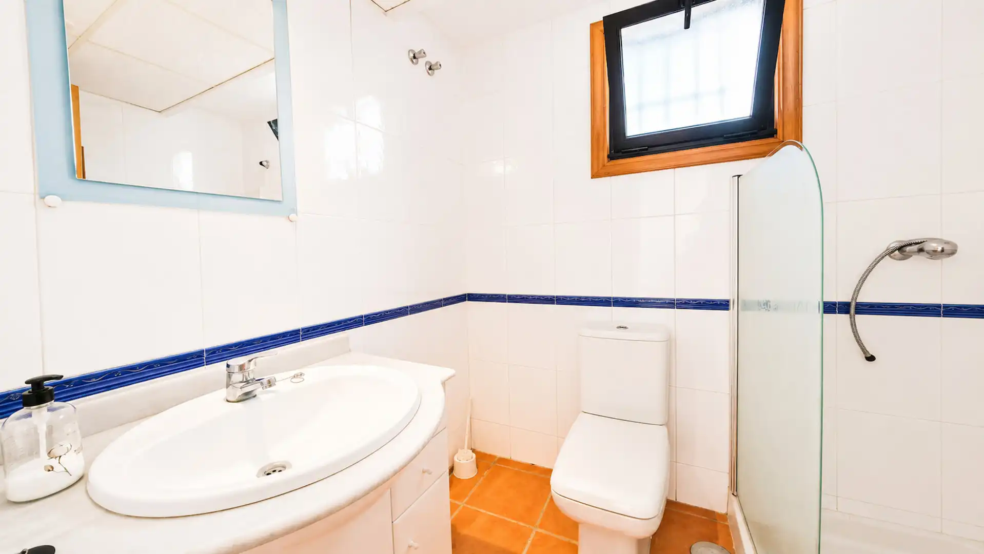 Baño de Casa o chalet en venta en Manilva con Jardín privado, Piscina y Piscina comunitaria