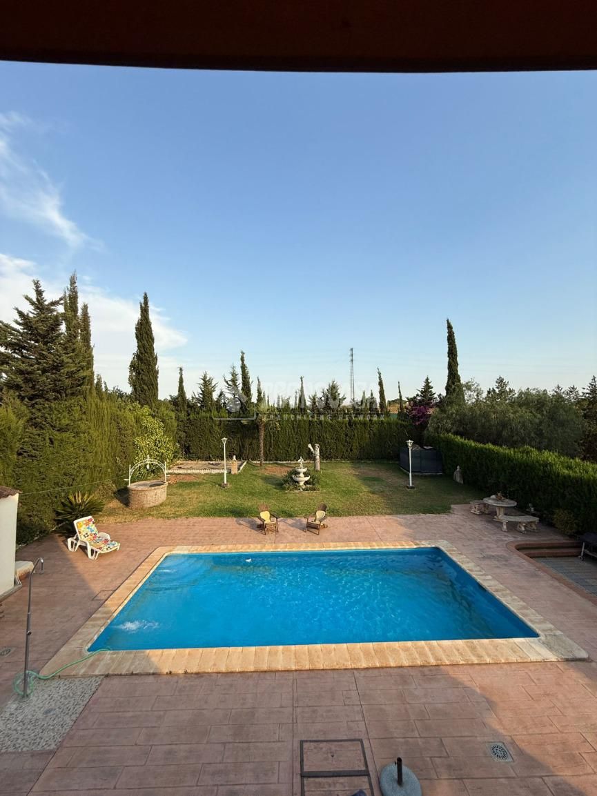 Jardí de Casa o xalet en venda en Alcalá de Guadaira amb Aire condicionat, Traster i Piscina