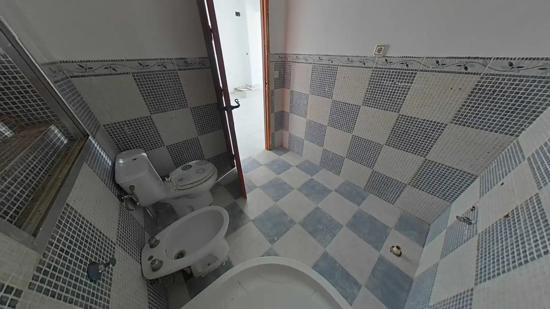 Baño de Casa adosada en venta en Villanueva del Río y Minas con Jardín privado y Terraza