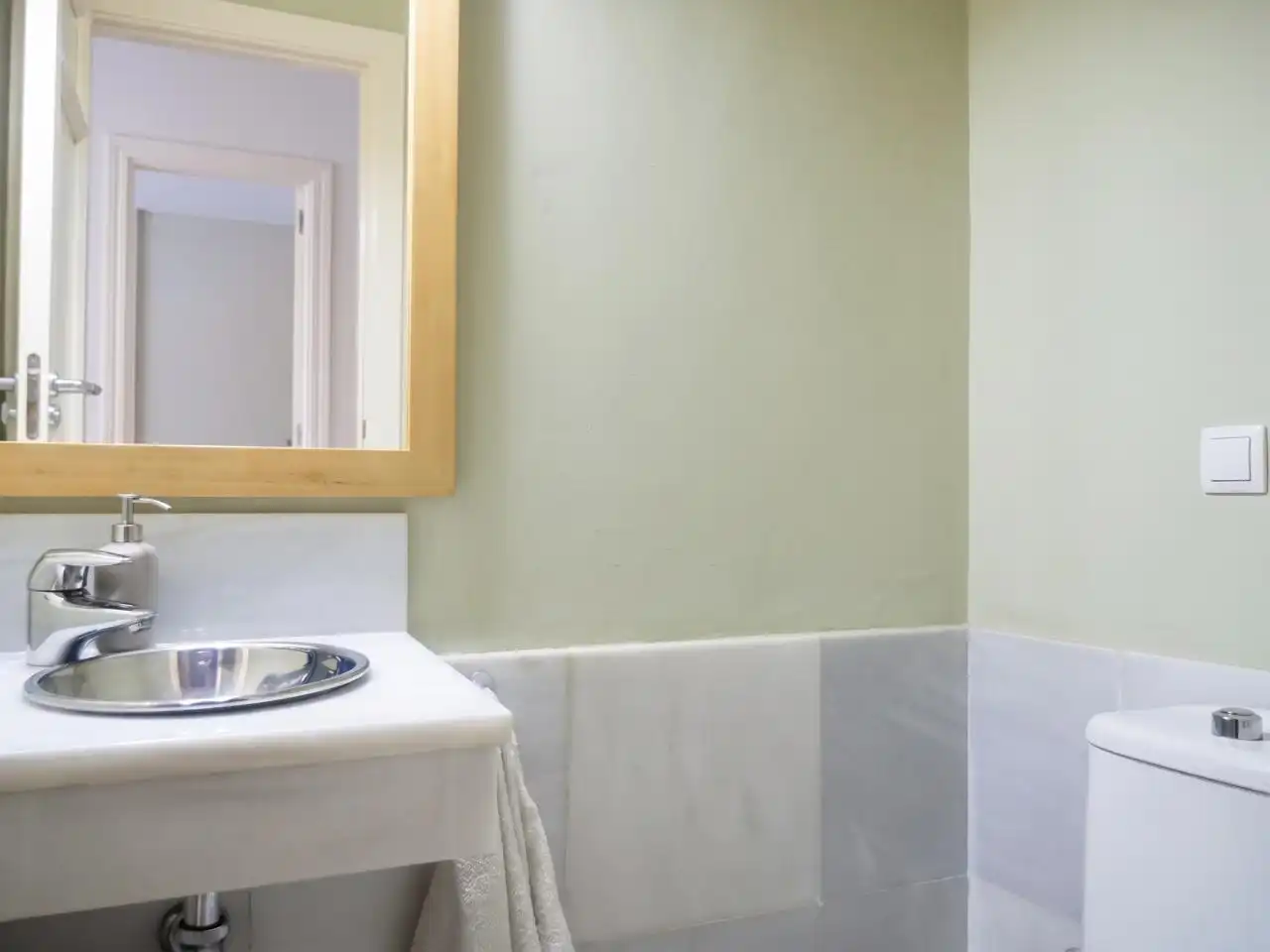 Bathroom of Flat for sale in Sevilla  with Air Conditioner, Terrace and Furnished