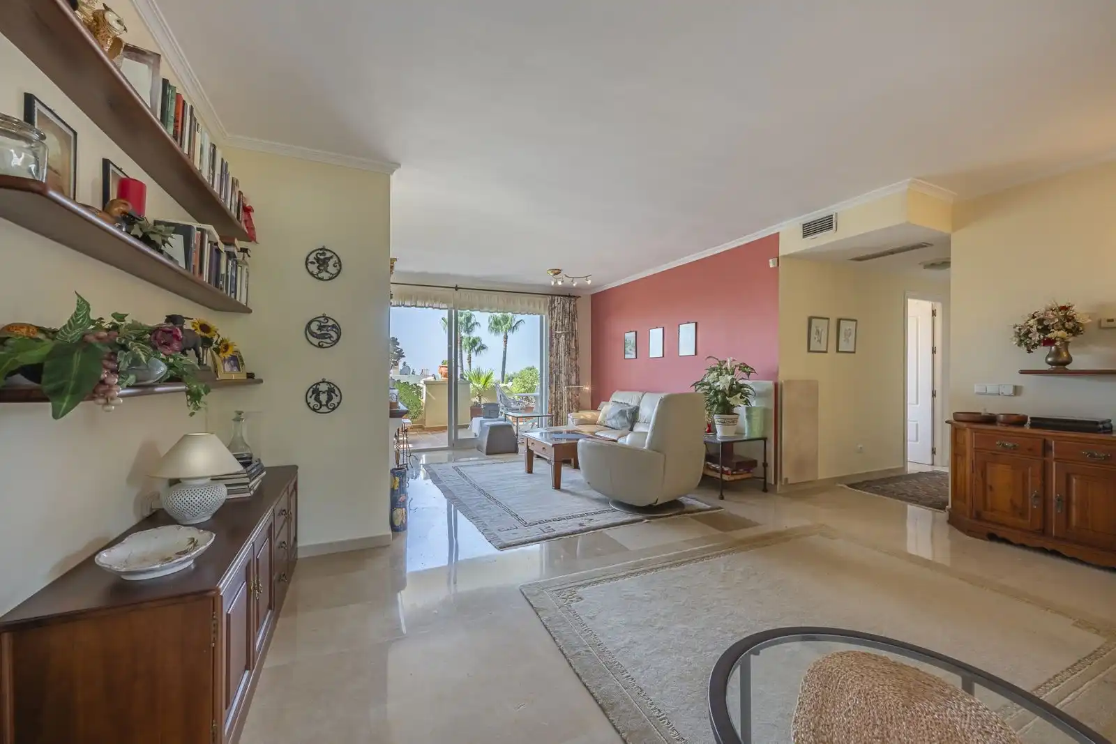 Sala d'estar de Àtic en venda en Marbella amb Aire condicionat, Terrassa i Traster