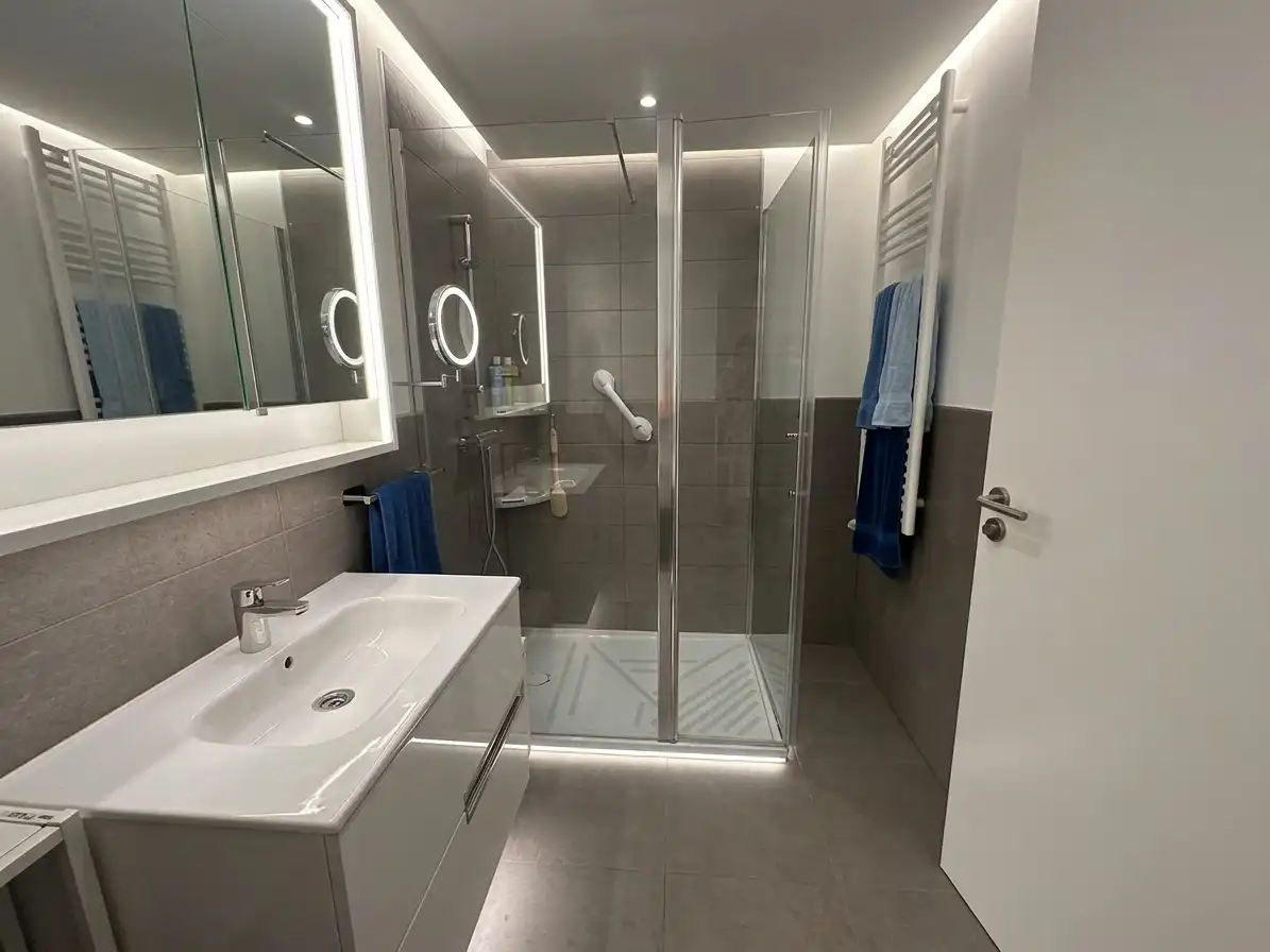 Bathroom of Flat for sale in Girona  with Air Conditioner, Heating and Parquet flooring
