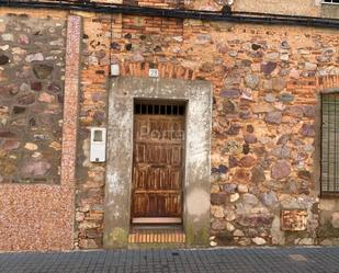 Vista exterior de Casa adosada en venda en Argamasilla de Calatrava amb Jardí privat i Terrassa