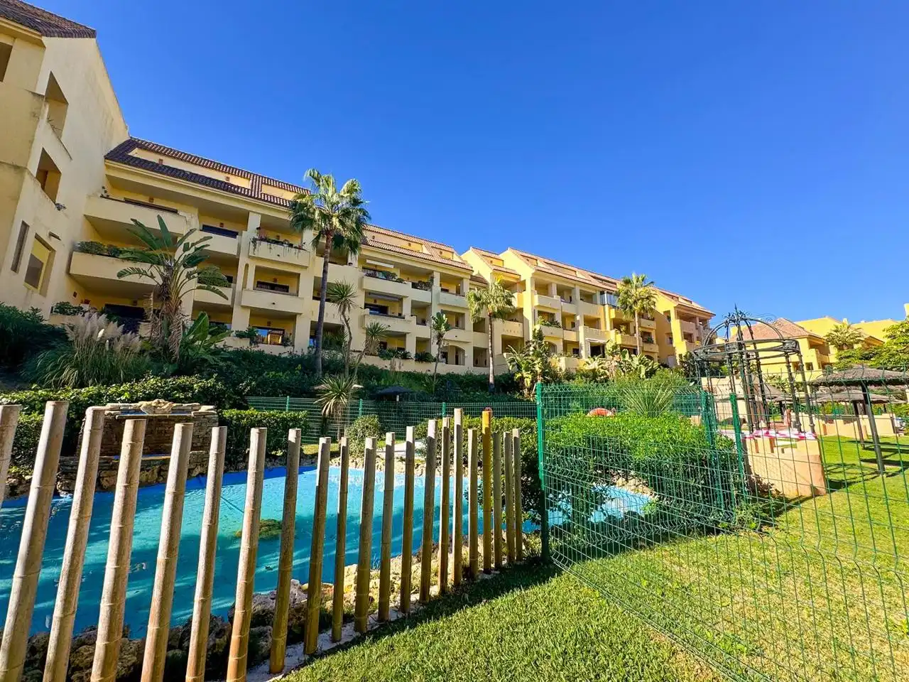 Vista exterior de Apartamento en venta en Manilva con Aire acondicionado, Calefacción y Terraza