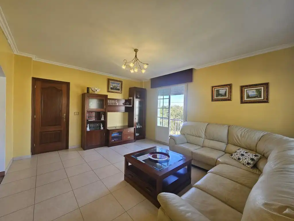 Sala d'estar de Casa o xalet en venda en Boiro amb Calefacció, Jardí privat i Parquet