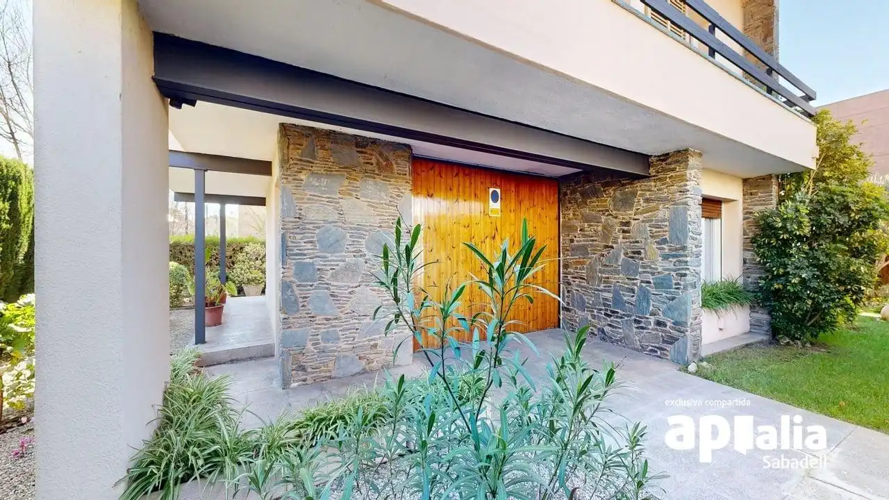 Vista exterior de Casa o xalet en venda en Barberà del Vallès amb Aire condicionat, Calefacció i Jardí privat