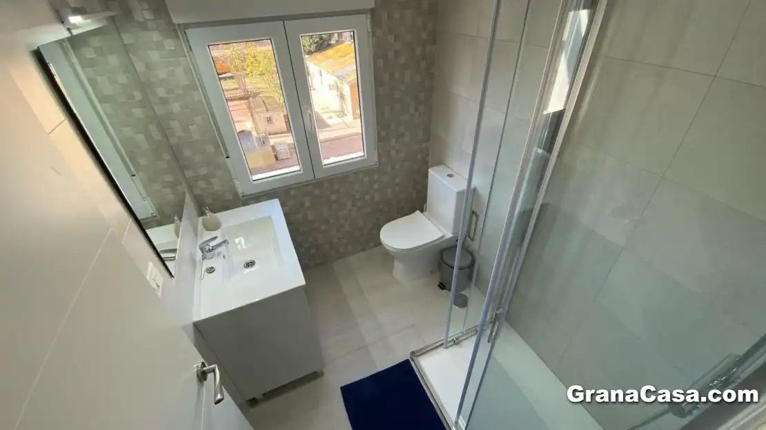 Badezimmer von Wohnung zur Miete in Granada mit Klimaanlage, Heizung und Terrasse
