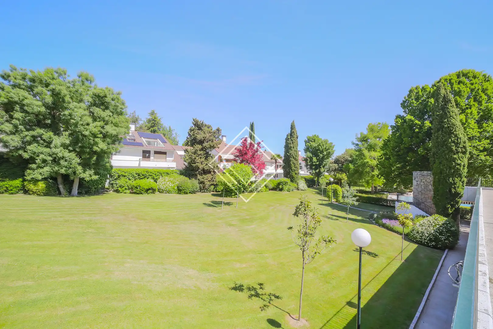Garten von Einfamilien-Reihenhaus zum Verkauf in La Moraleja mit Klimaanlage, Heizung und Privatgarten
