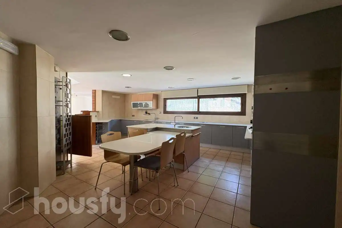 Cocina de Casa o chalet en venta en Sant Julià de Ramis con Calefacción, Jardín privado y Terraza