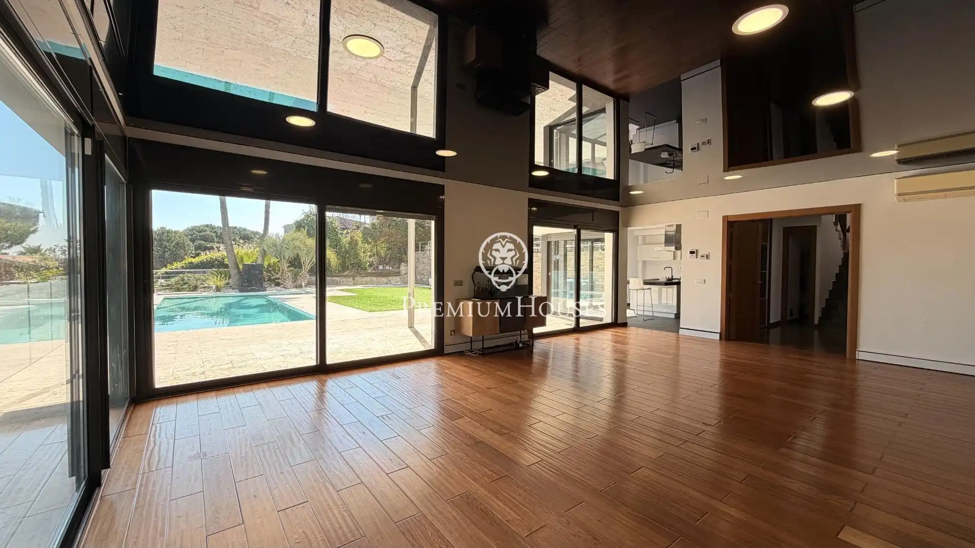 Living room of Houses for sale in Sant Andreu de Llavaneres  with Heating, Private garden and Parquet flooring
