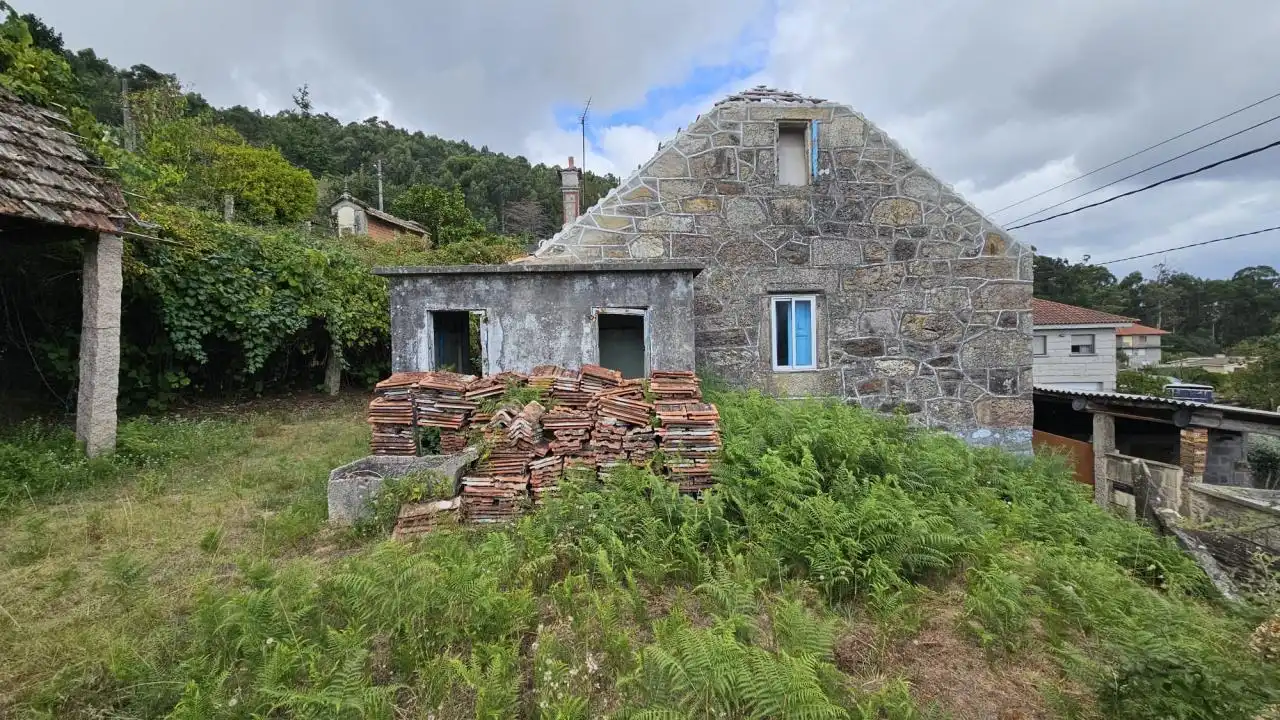 Vista exterior de Casa o xalet en venda en O Porriño   amb Calefacció, Jardí privat i Traster