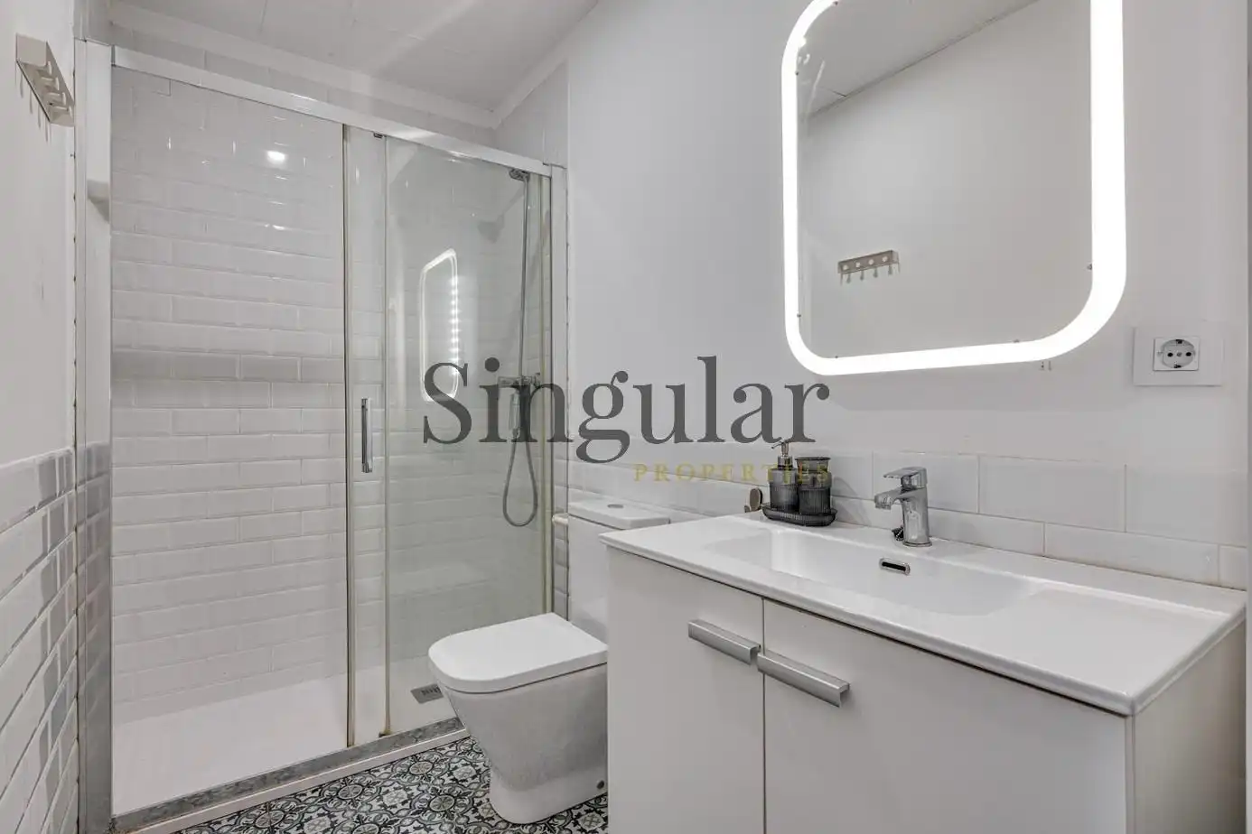 Bathroom of Flat for sale in Barcelona  with Air Conditioner and Heating