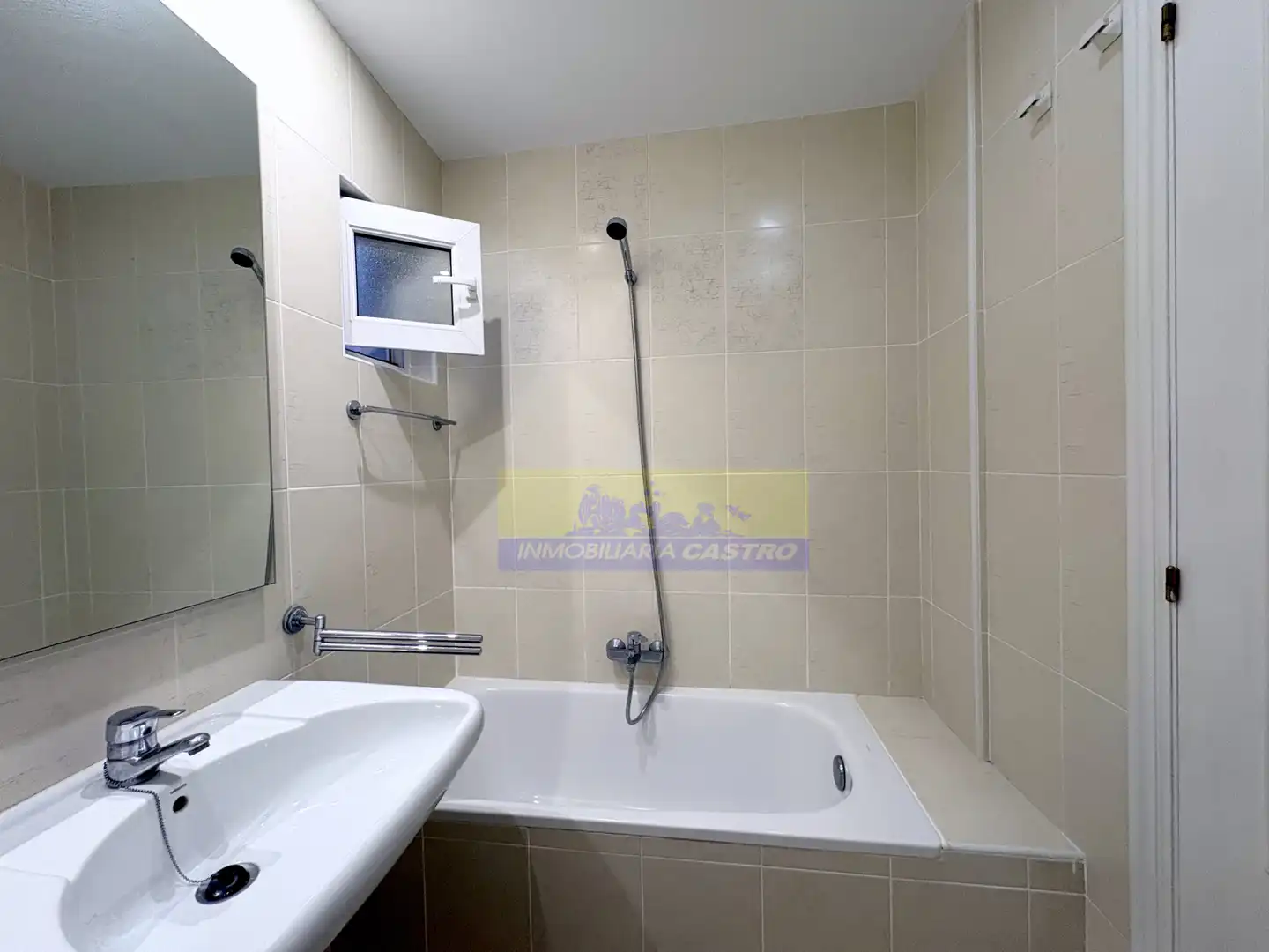 Baño de Piso de alquiler en Castro-Urdiales con Amueblado