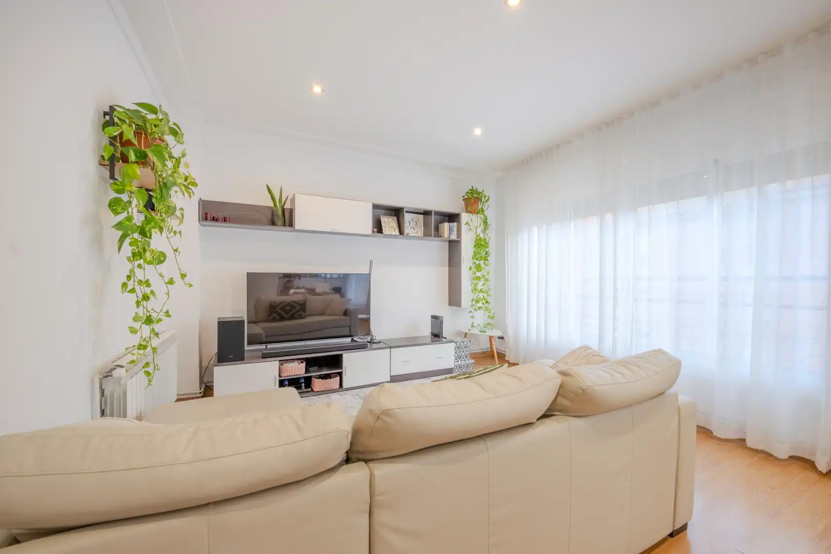 Living room of Flat for sale in Girona  with Air Conditioner, Heating and Balcony
