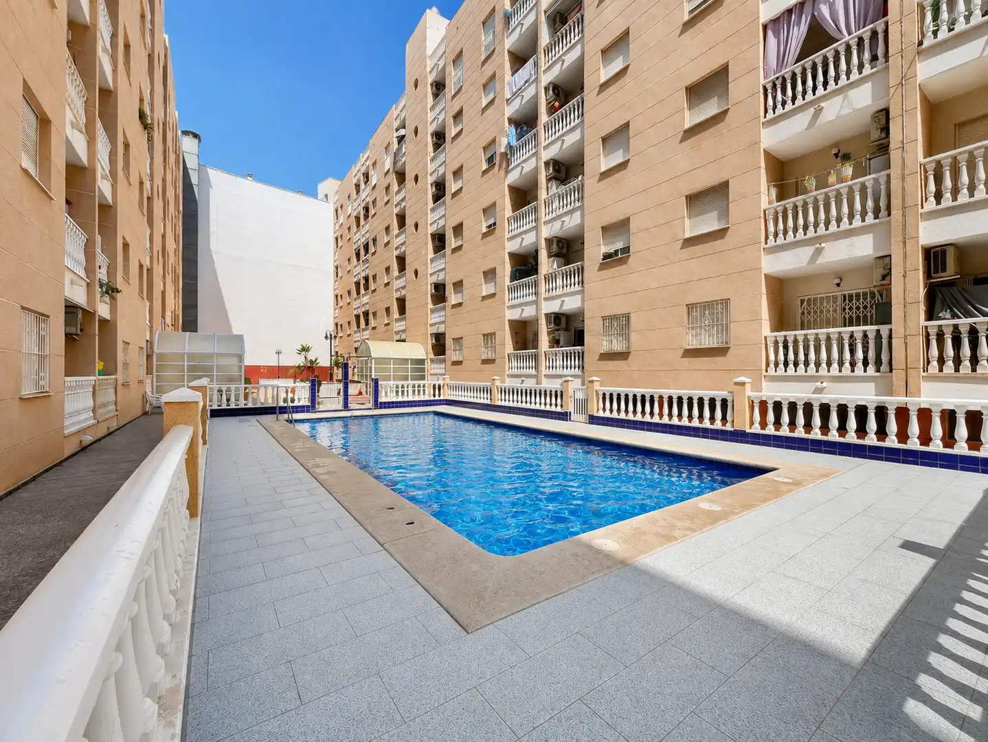 Piscina de Piso en venta en Torrevieja con Aire acondicionado, Calefacción y Terraza