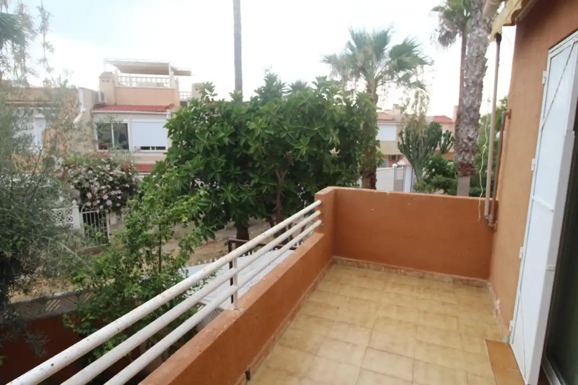Terrassa de Casa adosada en venda en Torrevieja amb Jardí privat, Terrassa i Moblat