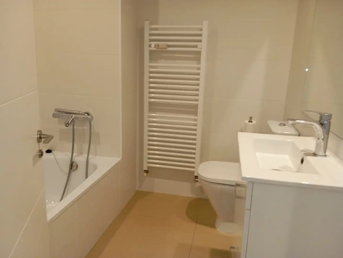Bathroom of Flat for rent in Oviedo   with Heating