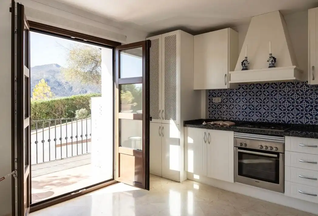 Cocina de Casa adosada en venta en Benahavís con Aire acondicionado, Jardín privado y Terraza