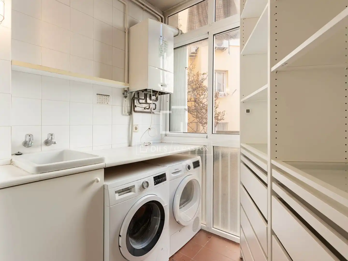 Küche von Wohnung zum Verkauf in Barcelona mit Klimaanlage und Heizung