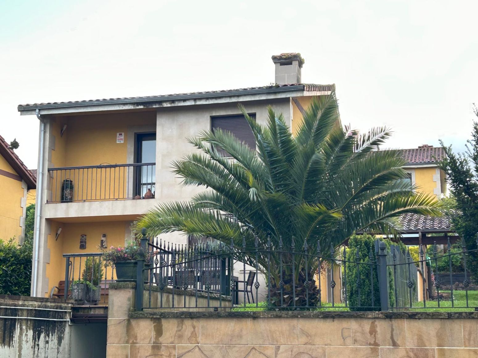 Vista exterior de Casa adosada en venda en Santillana del Mar amb Calefacció, Jardí privat i Parquet