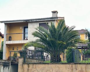 Vista exterior de Casa adosada en venda en Santillana del Mar amb Calefacció, Jardí privat i Parquet