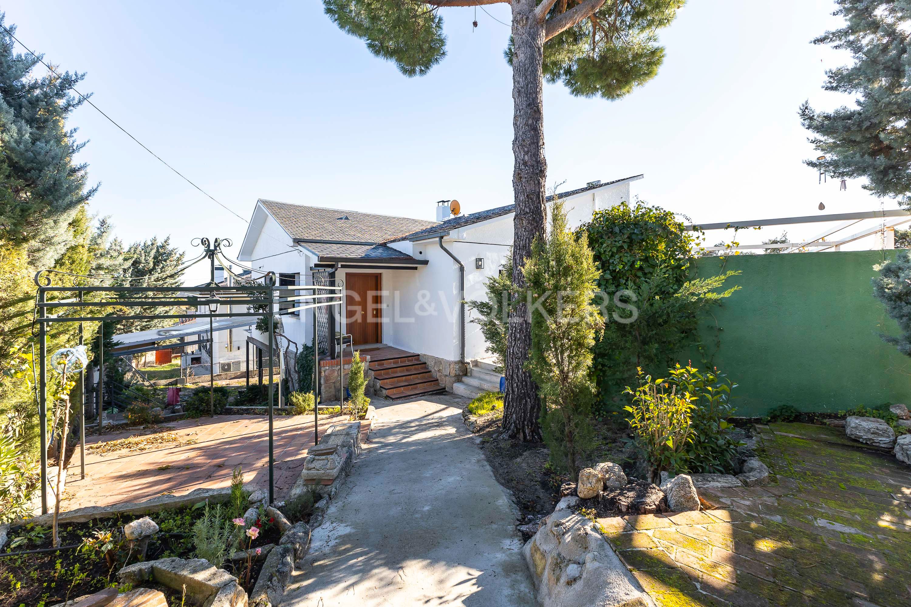 Vista exterior de Casa o xalet en venda en Las Rozas de Madrid amb Aire condicionat, Calefacció i Jardí privat