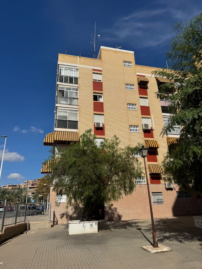Vista exterior de Piso en venta en Elche / Elx con Aire acondicionado, Amueblado y Balcón