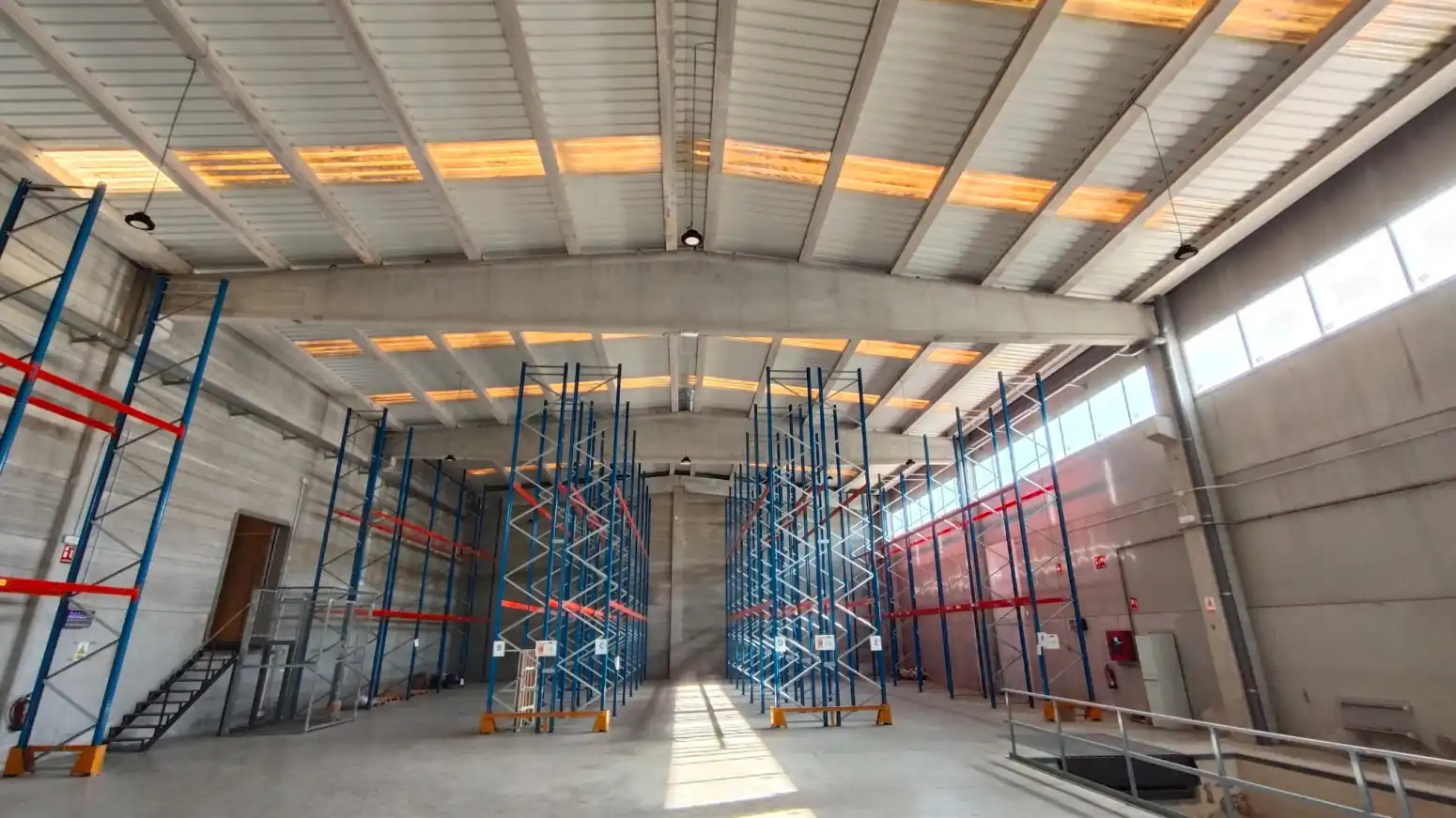 Industrial building to rent in Fuente del Jarro