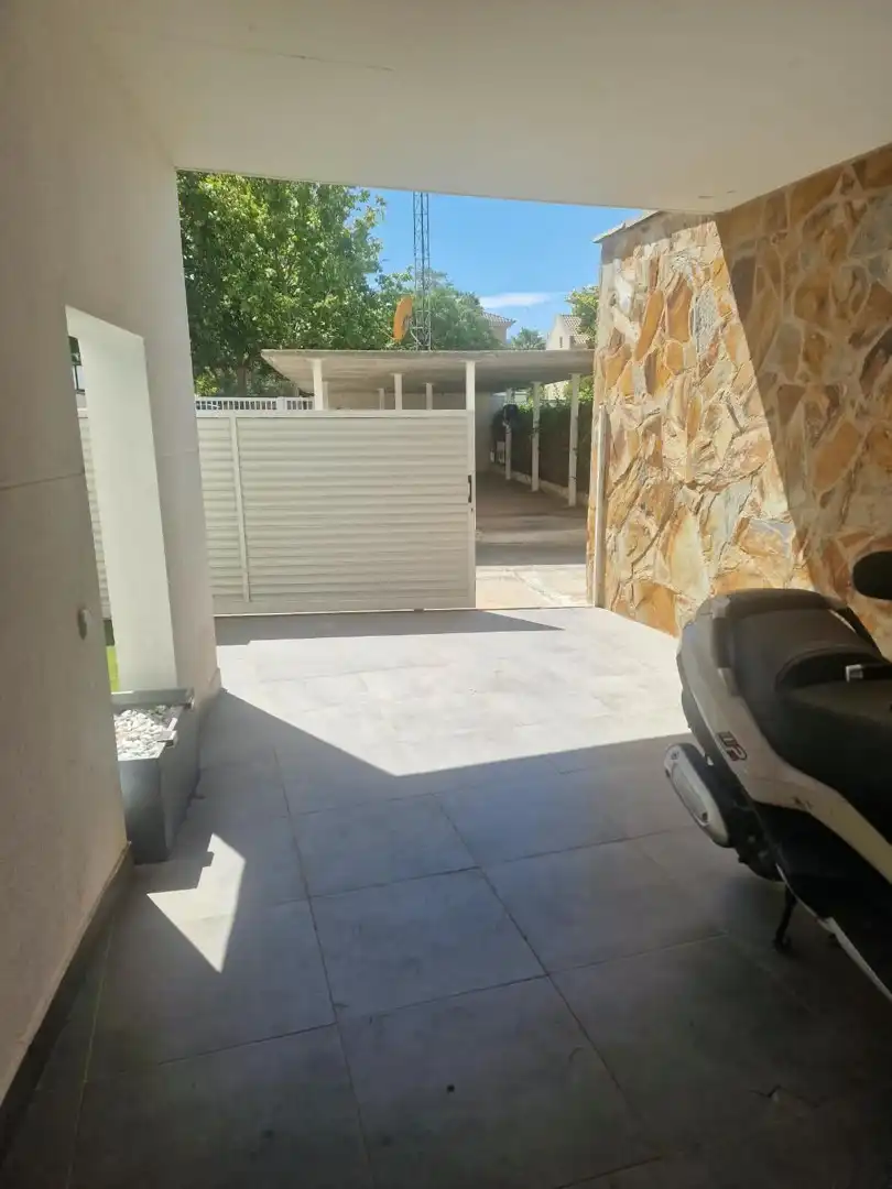 Aparcament de Casa adosada en venda en Zaragoza amb Terrassa i Piscina